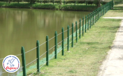 madera platica, construcción de cercas, fabricantes de cercas, postes plásticos, polines plásticos, madera ecológica, corrales de finca, puentes de plastico